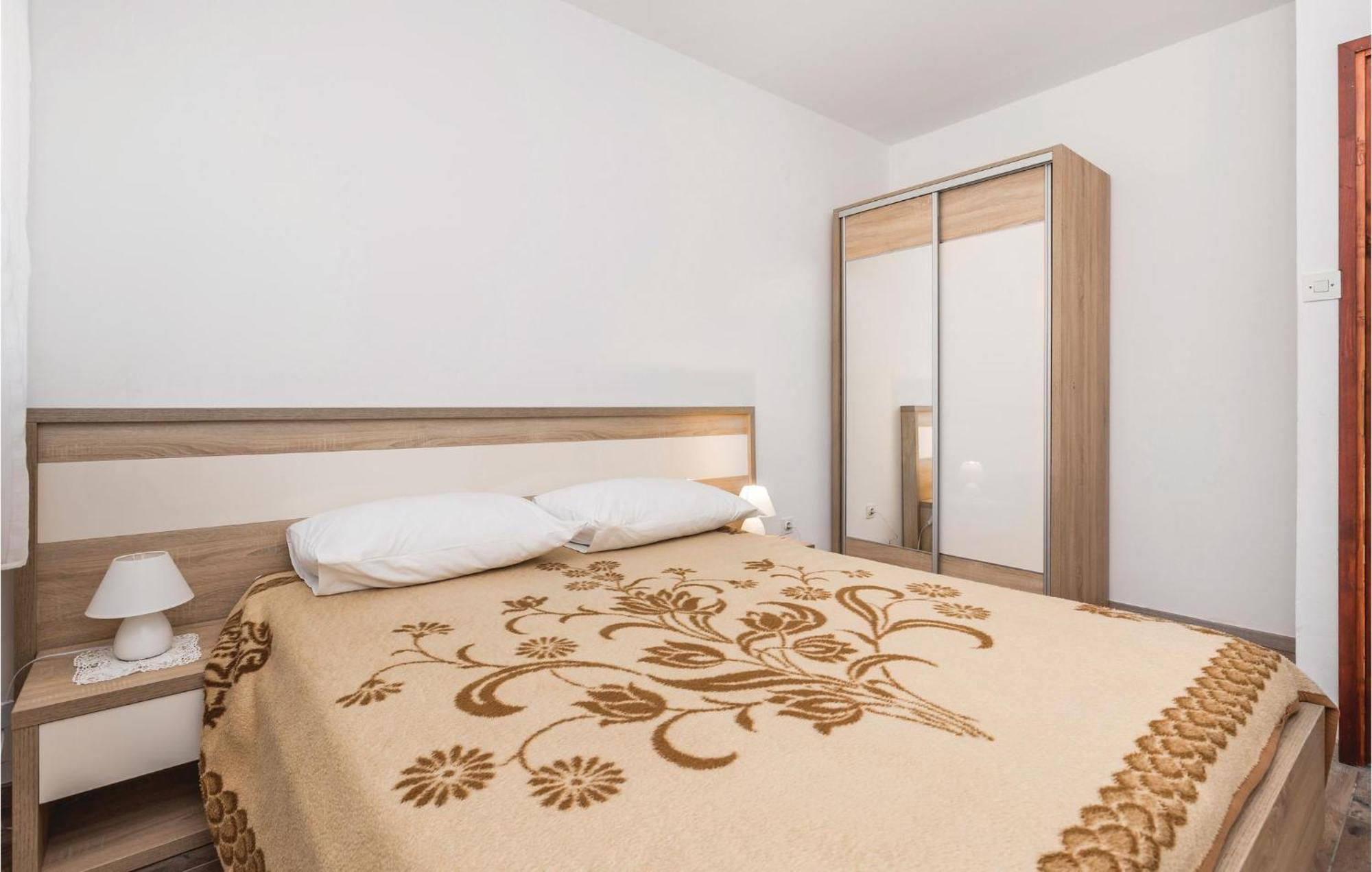 Lovely Apartment In Mandre With Wifi מראה חיצוני תמונה